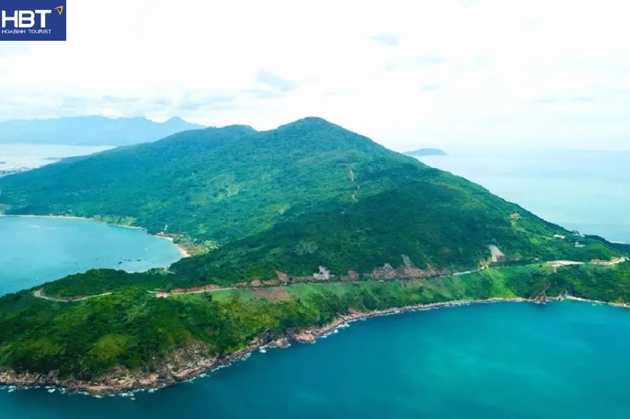 Bãi biển Sơn Trà với cát trắng mịn và nước biển trong xanh