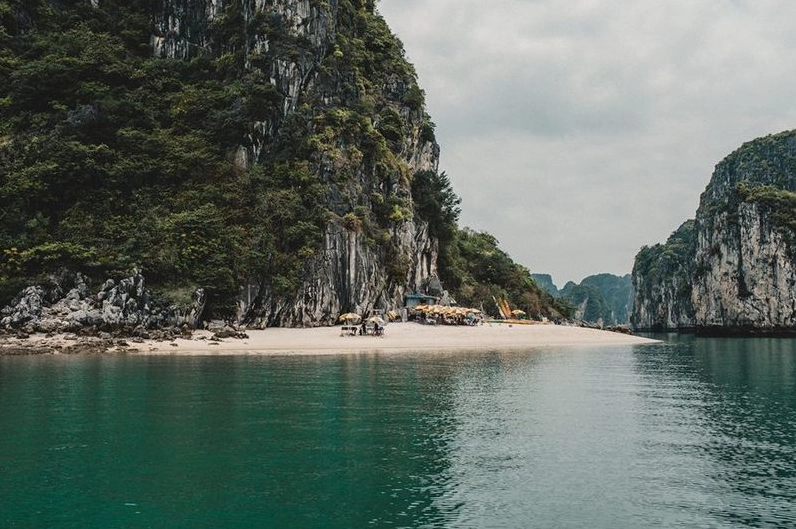 Bãi biển Vịnh Hạ Long xanh mát, lý tưởng cho kỳ nghỉ