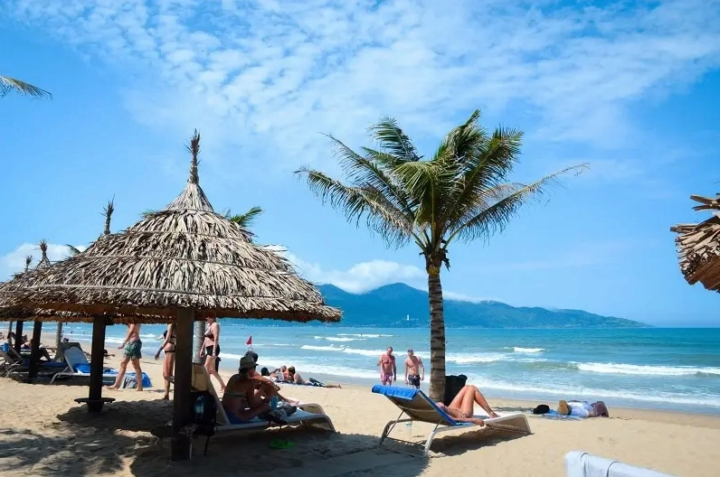 Bãi Cháy tại Hạ Long