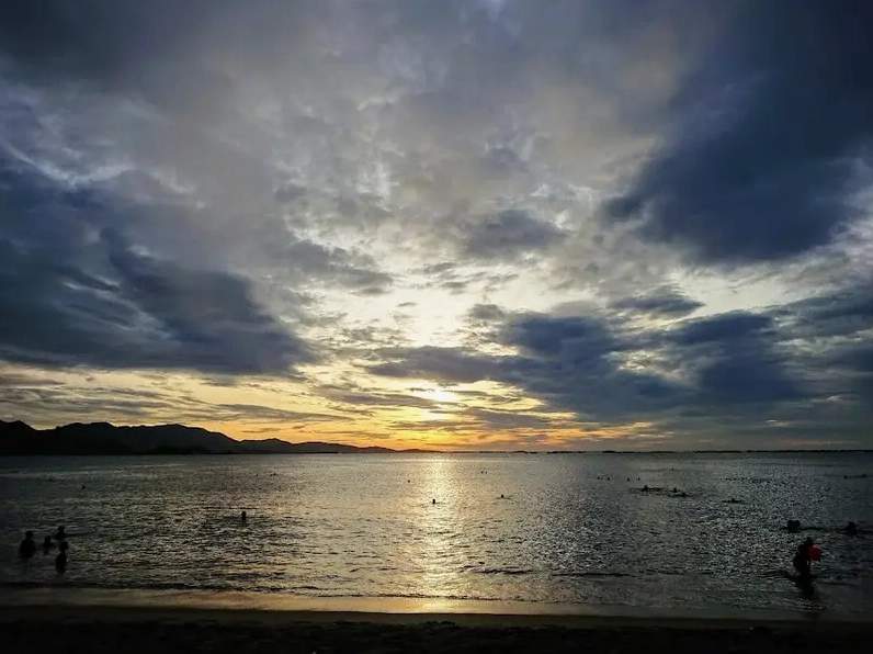 Biển Bình Sơn là địa điểm du lịch Phan Rang lý tưởng để du khách tắm biển, dạo chơi và tận hưởng bầu không khí trong lành, yên tĩnh