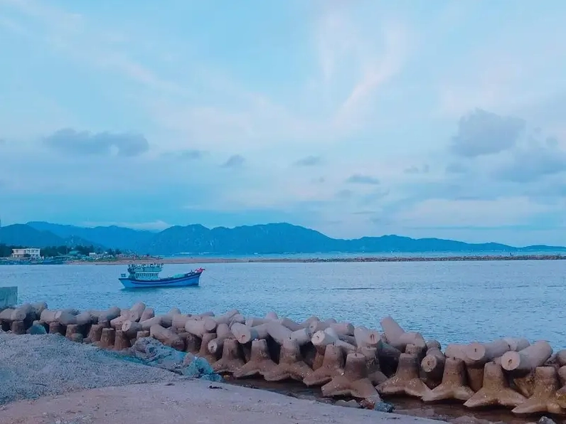 Bờ kè Đông Hải là địa điểm du lịch Phan Rang gần trung tâm thành phố được rất nhiều bạn trẻ yêu thích hiện nay