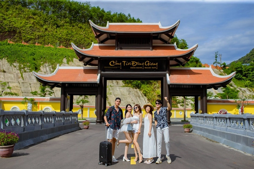 Cổng trời Đông Giang hùng vĩ