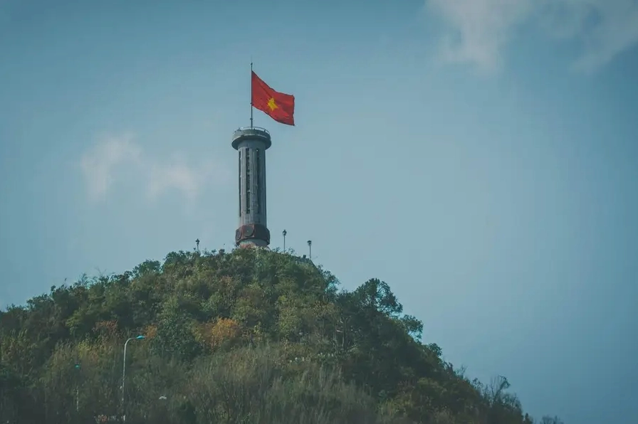 Cột cờ Lũng Cú là địa điểm du lịch Hà Giang nổi tiếng