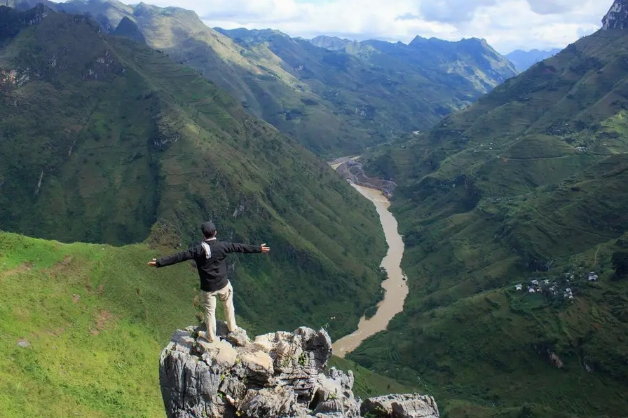 Đèo Mã Pí Lèng là địa điểm du lịch Hà Giang được dân “phượt” yêu thích nhất