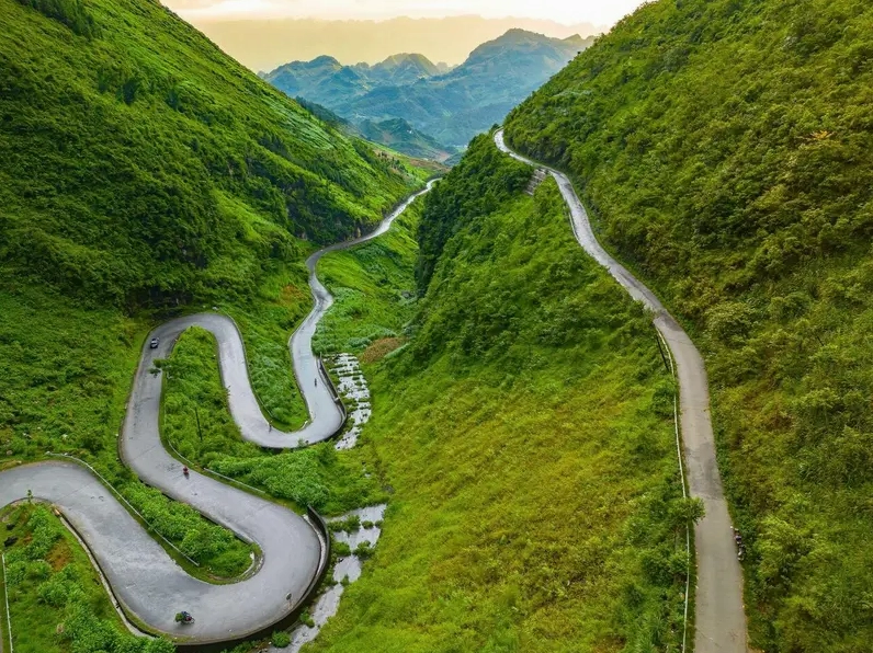 Dốc Thẩm Mã địa điểm du lịch Hà Giang sở hữu vô số đoạn dốc và khúc cua hiểm trở