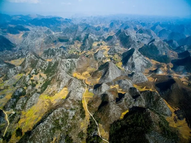 Đồng Văn là địa điểm du lịch miền Bắc 2 ngày 1 đêm có vẻ đẹp độc đáo của núi đá vôi ngàn năm tuổi