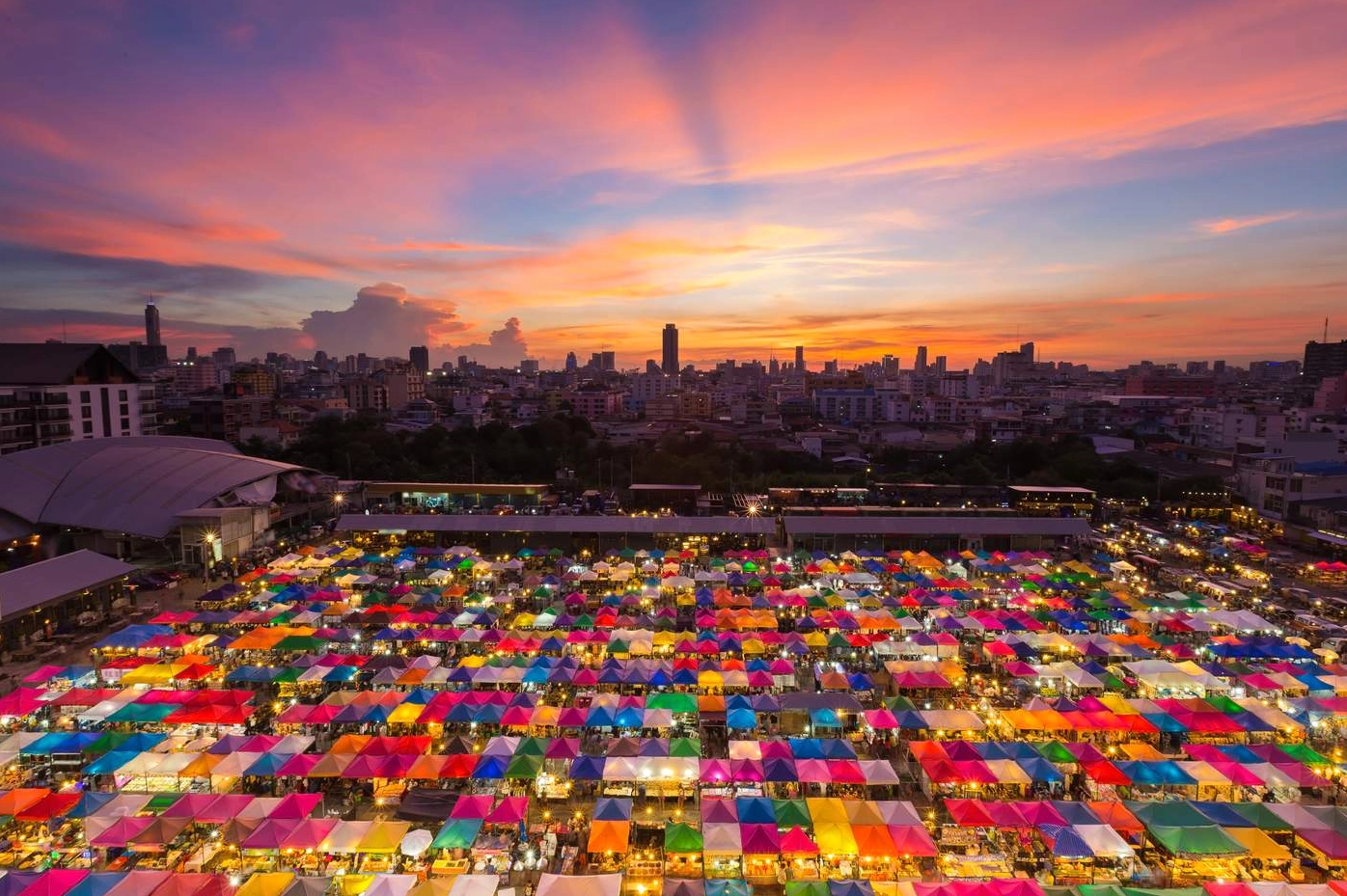 Đường phố nhộn nhịp tại Bangkok