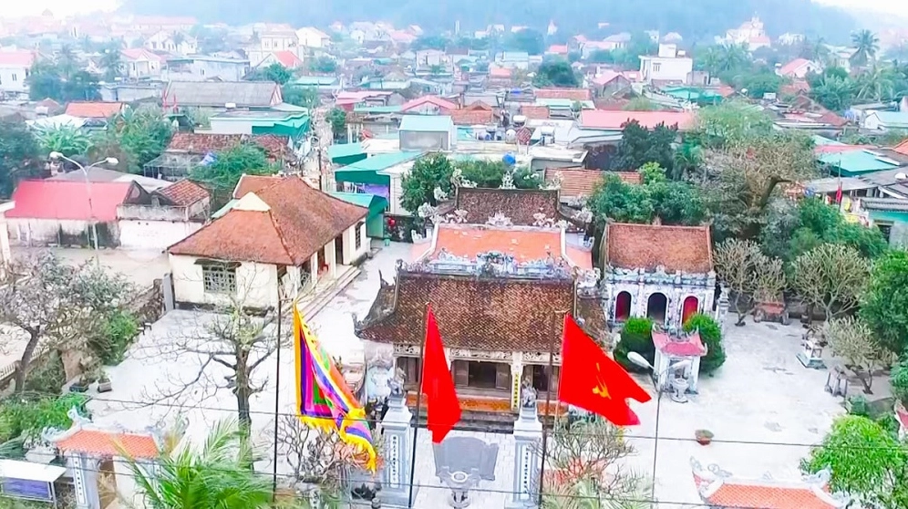 Khung cảnh bình yên tại đền Vạn Lộc