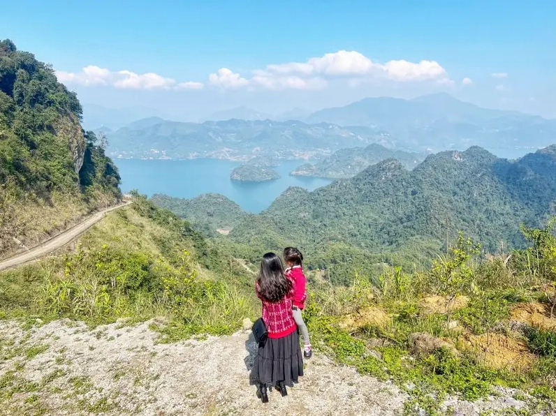 Khung cảnh yên bình tại khu du lịch Ba Khan - Viên ngọc ẩn của du lịch Hoà Bình