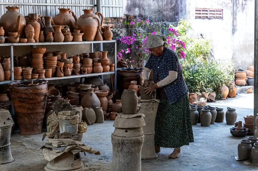 Làng gốm Bàu Trúc là địa điểm du lịch Phan Rang mà du khách có cơ hội tự tay trải nghiệm làm gốm
