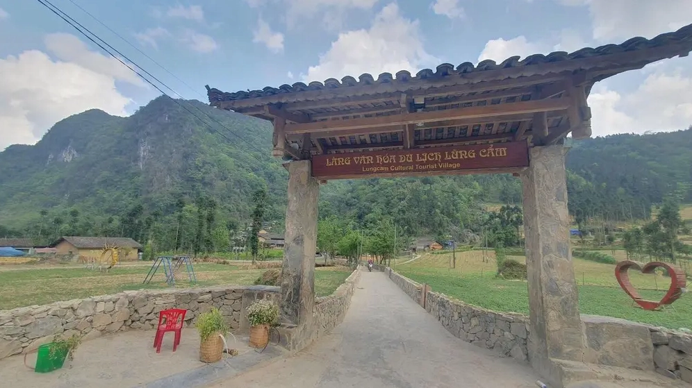 Làng văn hoá du lịch Lũng Cẩm là địa điểm du lịch Hà Giang nổi bật tại Sủng Là