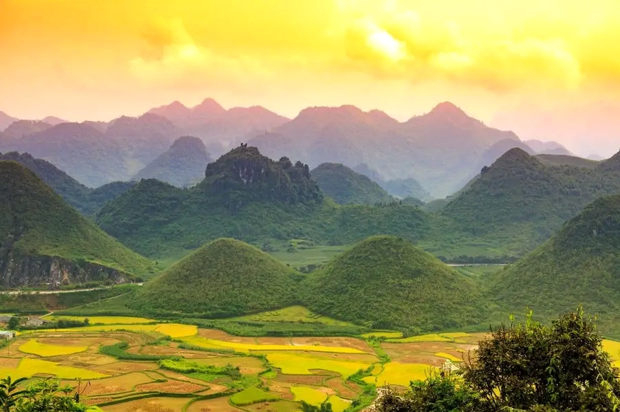 Núi Đôi Quản Bạ là địa điểm du lịch Hà Giang có cảnh sắc mộng mơ làm say lòng không ít du khách