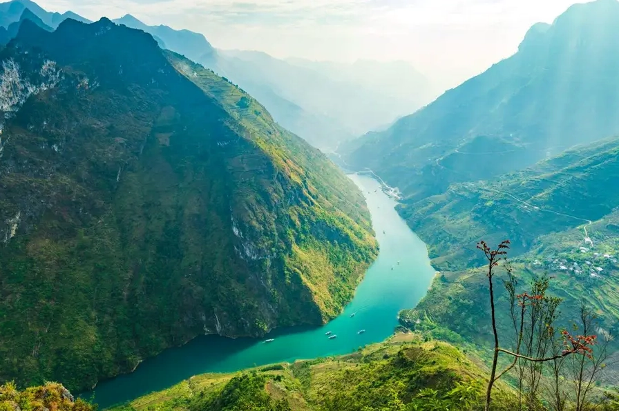 Sông Nho Quế địa điểm du lịch Hà Giang với sắc nước xanh lục bảo hiếm có