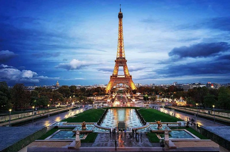 Tháp Eiffel, biểu tượng lãng mạn của Paris