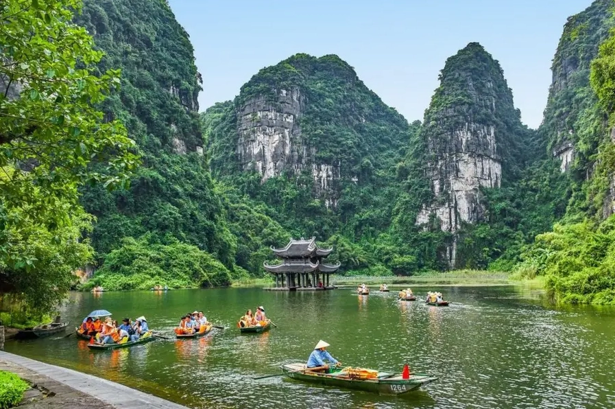 Tràng An là địa điểm du lịch miền Bắc 2 ngày 1 đêm thu hút nhiều du khách