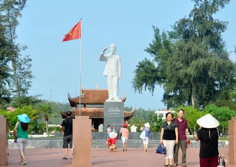 Bãi biển cát trắng nắng vàng tại đảo Cô Tô