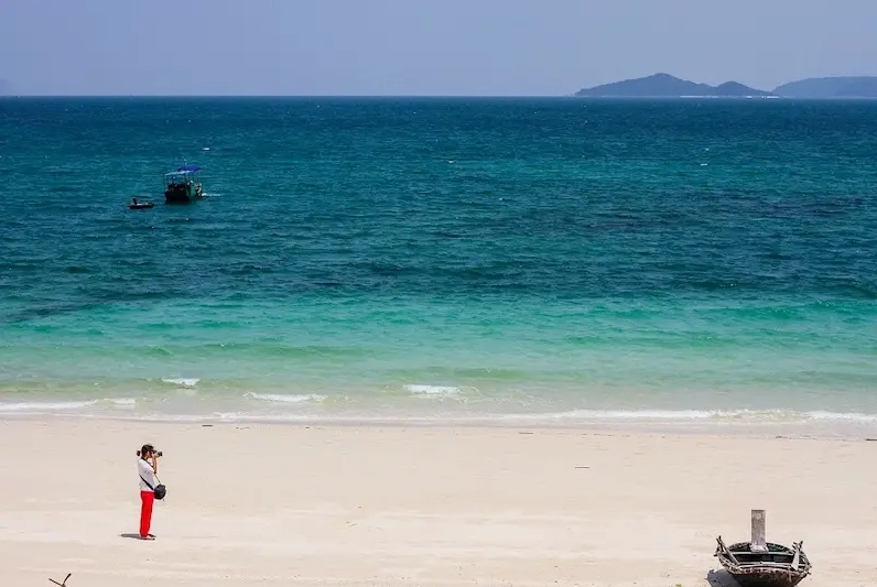 Bãi biển trong xanh tại đảo Cô Tô
