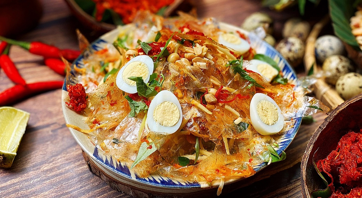 Bánh tráng trộn là món ăn vặt được người lớn lẫn trẻ nhỏ ưa chuộng
