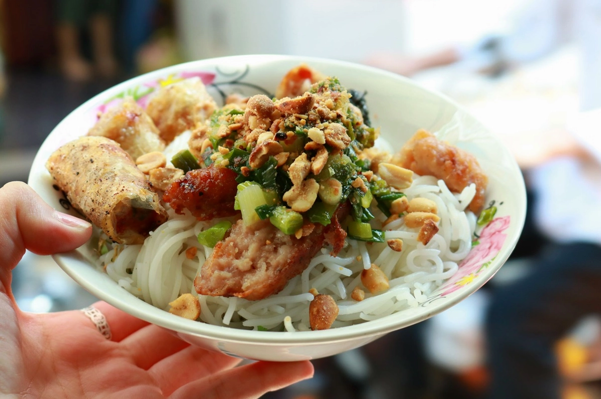 Bún thịt nướng Sài Gòn hấp dẫn du khách bốn phương