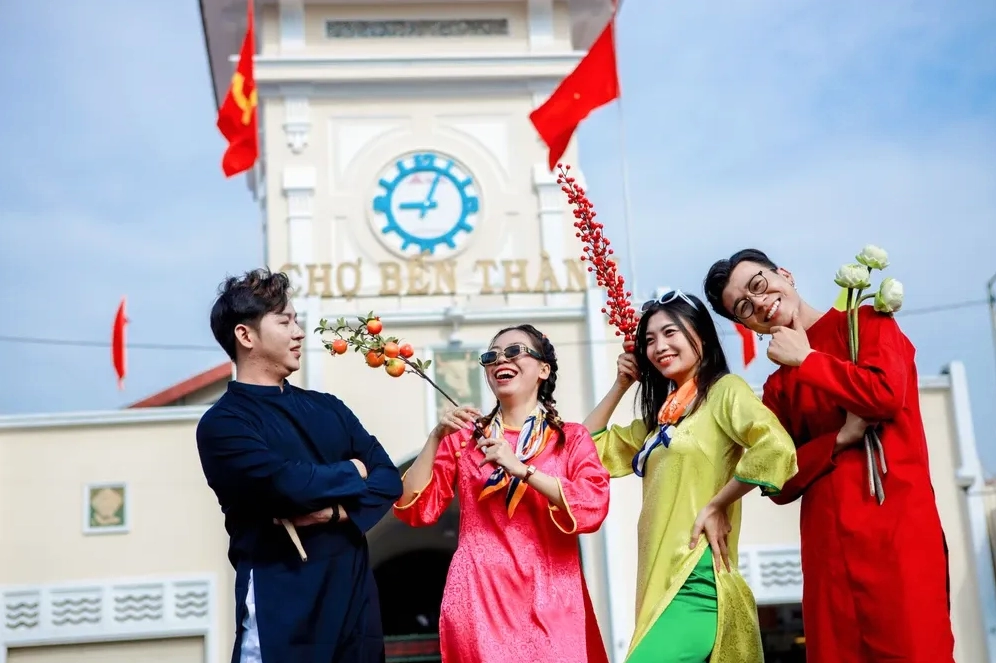 Chụp hình áo dài Tết ở Sài Gòn