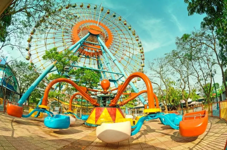 Công viên nước Hồ Tây là địa điểm vui chơi Hà Nội mang đến không gian giải trí sôi động