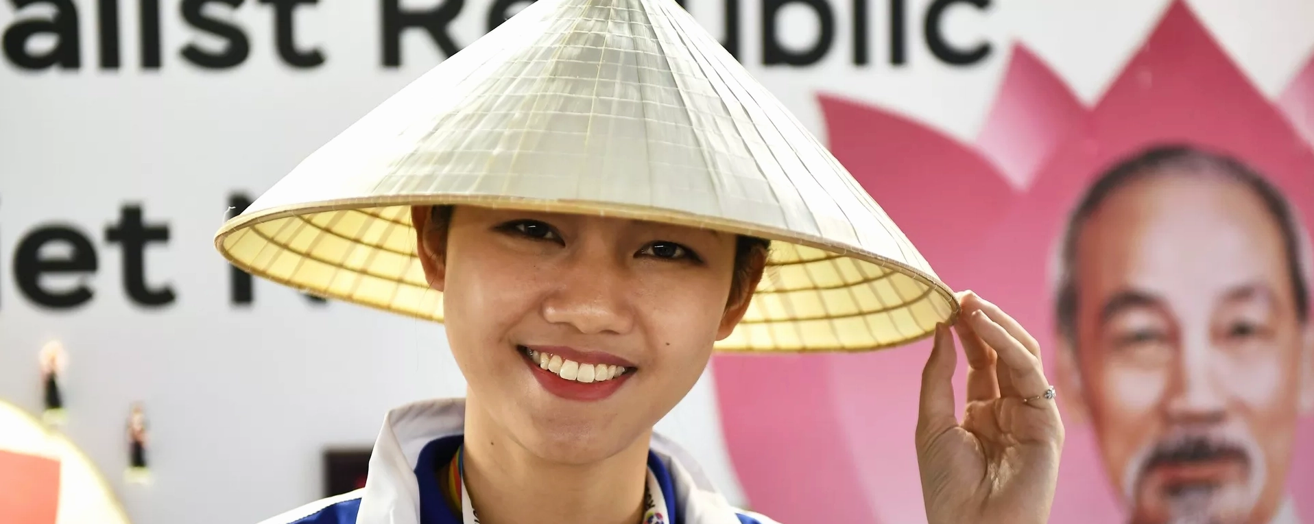 Đại diện Việt Nam tại sự kiện quốc tế, tượng trưng cho sự kết nối giữa các quốc gia