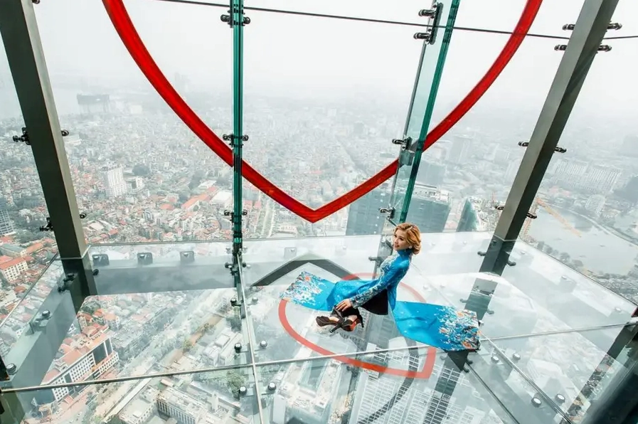 Đài quan sát Lotte Center là địa điểm vui chơi Hà Nội thu hút nhiều bạn trẻ