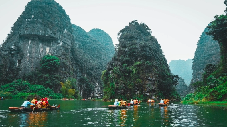 Đi thuyền khám phá vẻ đẹp Tràng An