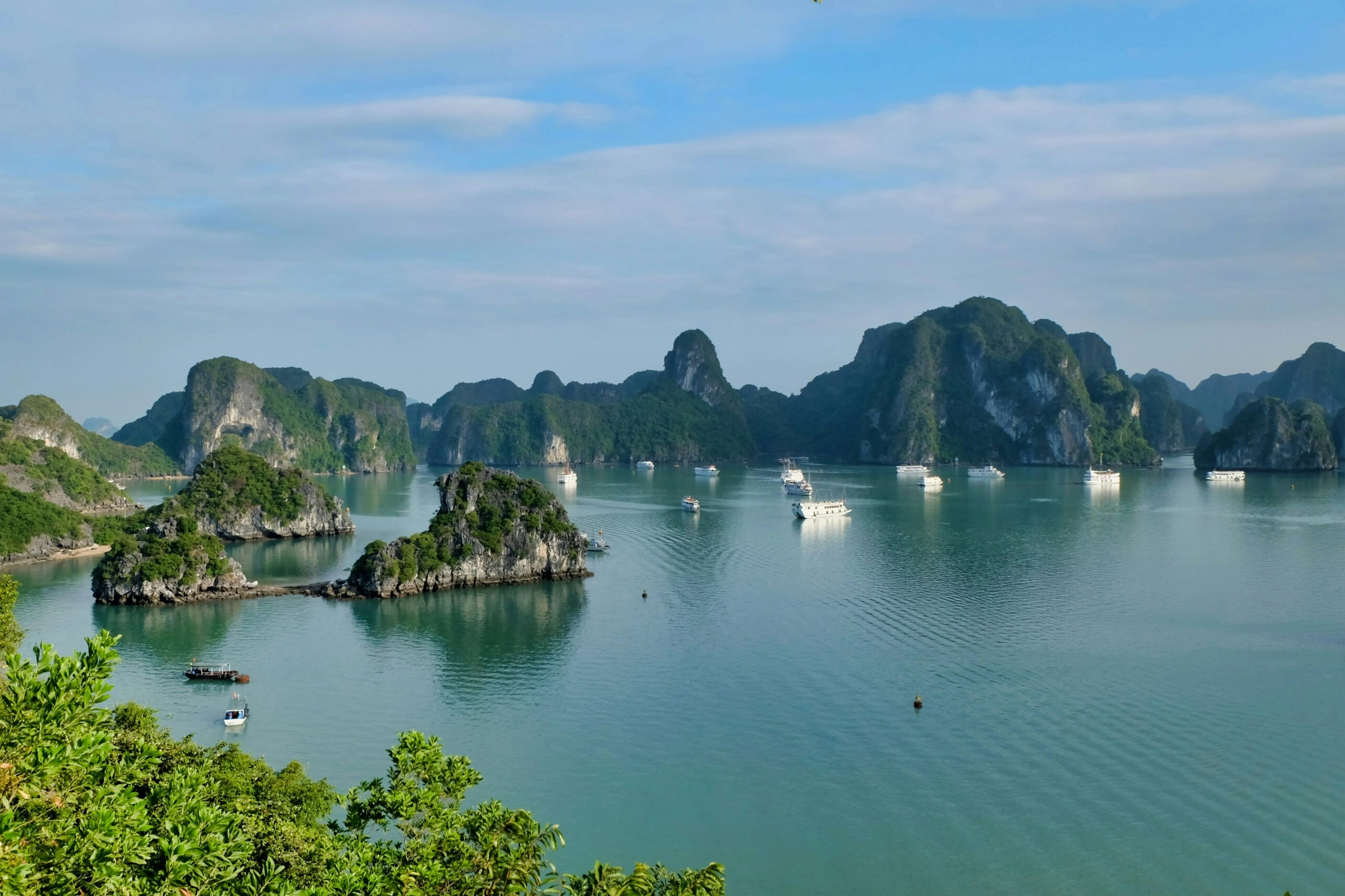 Du thuyền trên Vịnh Hạ Long