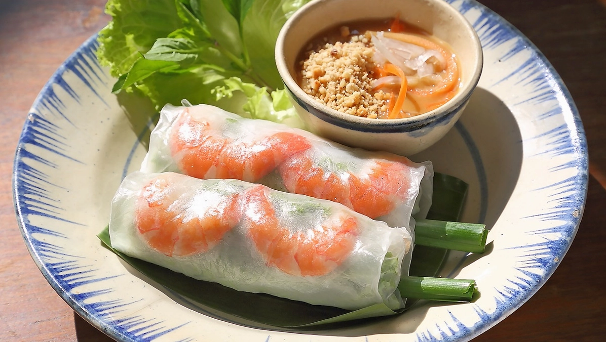 Gỏi cuốn thanh mát, lành mạnh là món ngon để trả lời cho ăn gì ở Sài Gòn nhanh gọn
