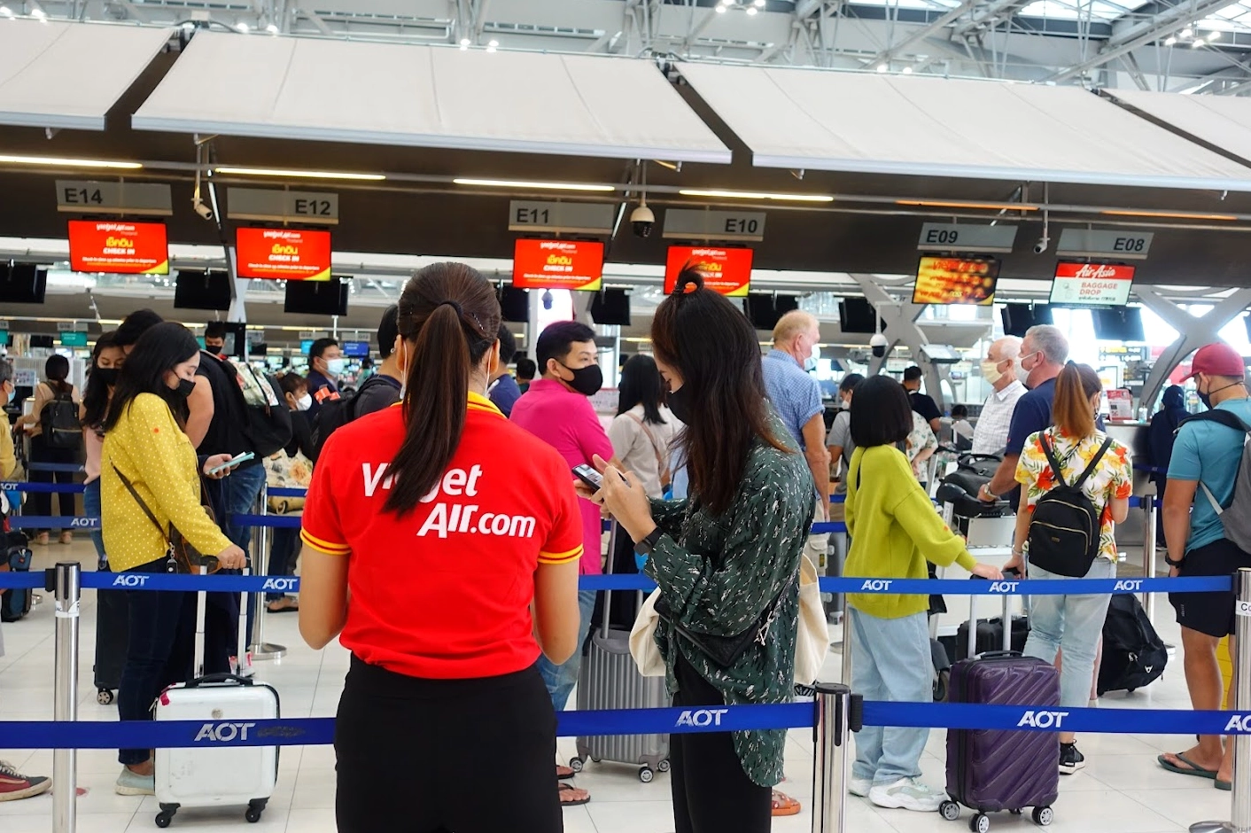 Hành khách làm thủ tục check-in tại quầy của hãng hàng không ở sân bay Tân Sơn Nhất