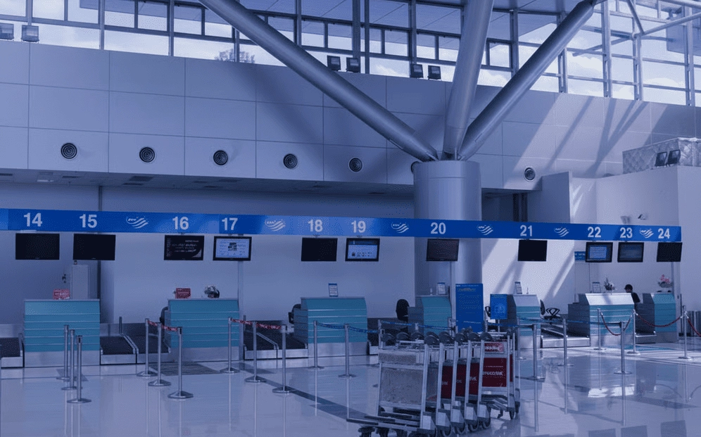 Khu vực quầy thủ tục tại sân bay Trà Nóc