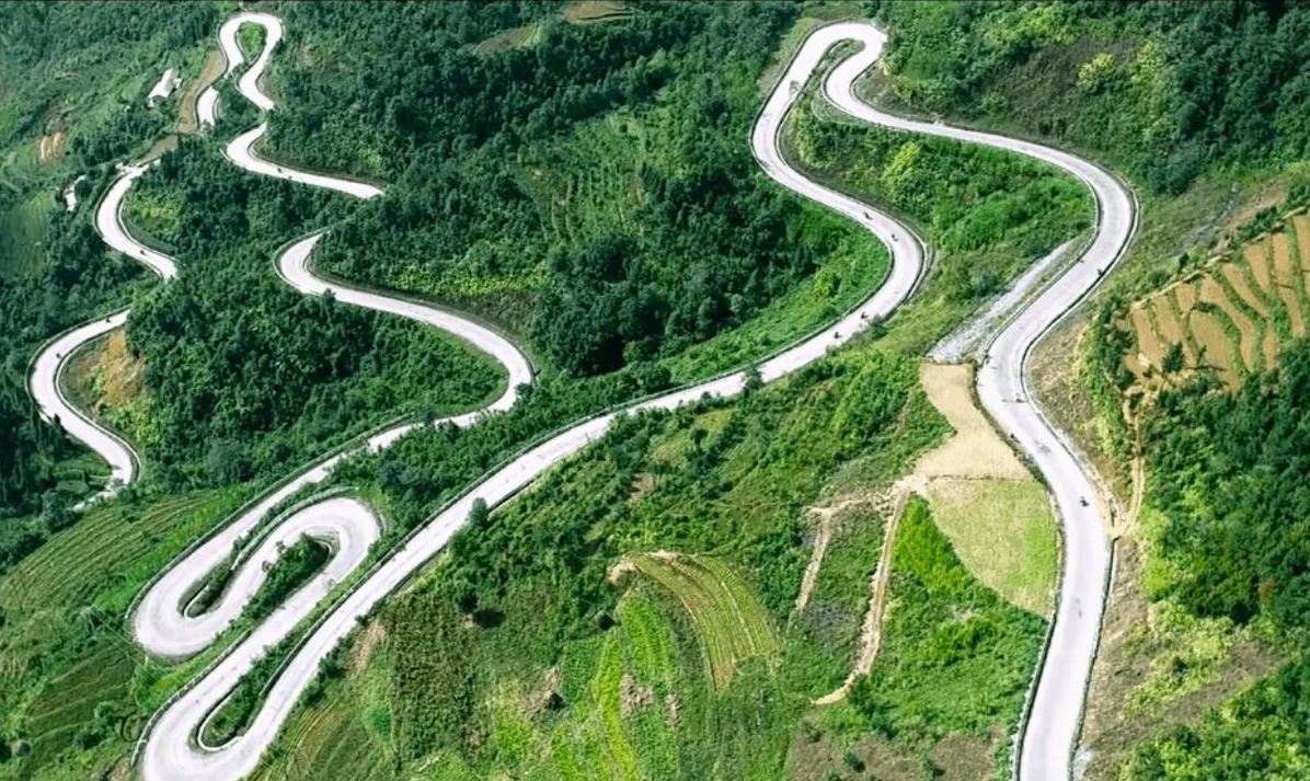 Khung cảnh núi non hùng vĩ nhìn từ Đèo Mã Pí Lèng