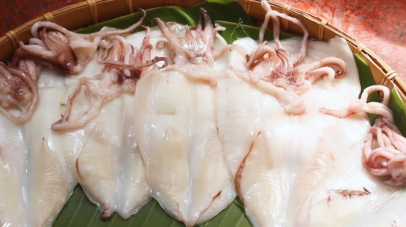 Mực một nắng Côn Đảo được làm từ những con mực tươi sống.