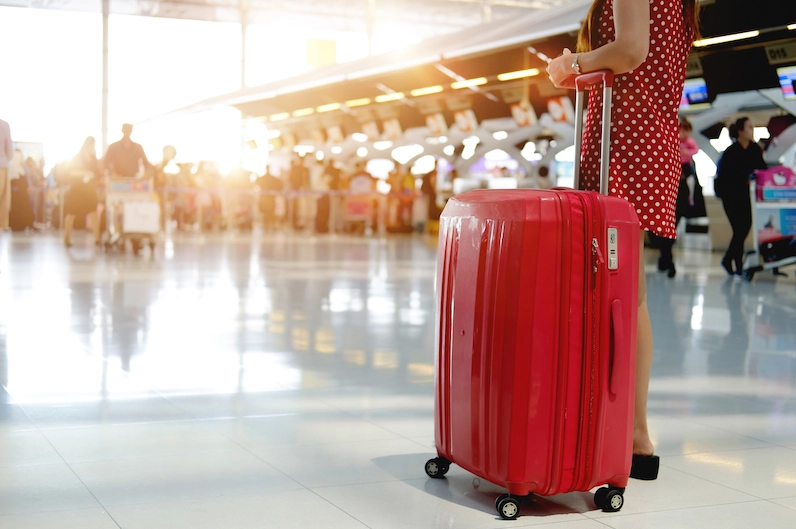 Nhiều vali hành lý ký gửi đang được vận chuyển tại sân bay