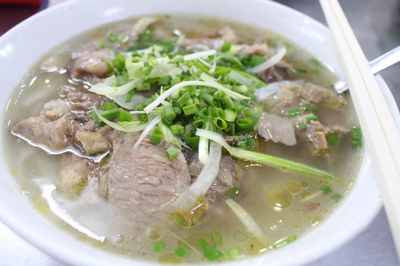 Phở Sài Gòn có nước dùng đậm đà, sợi bánh mềm và những thành phần tươi ngon