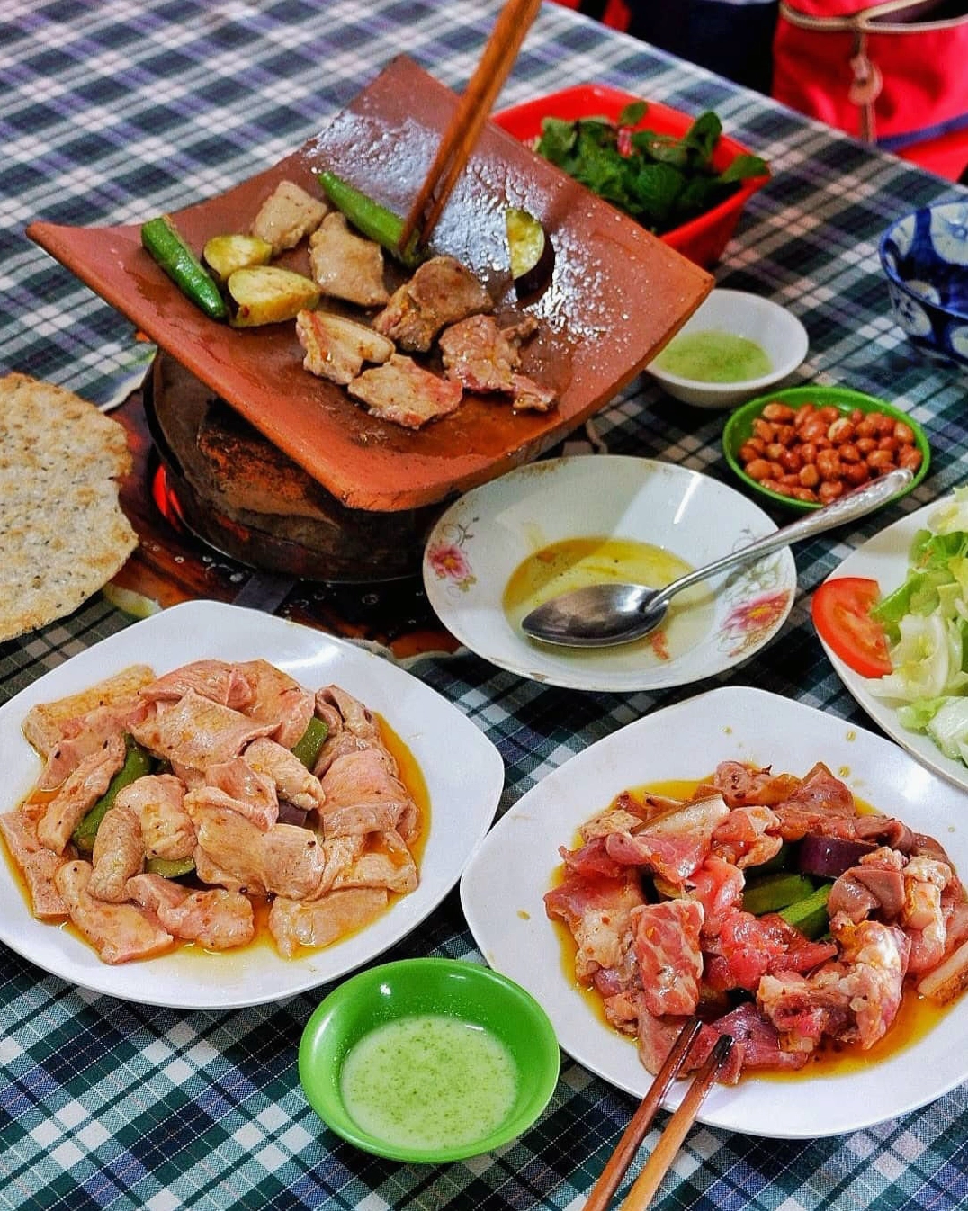 Thịt nướng ngói Đà Lạt thơm lừng được nhiều du khách yêu thích, ảnh bởi @damanfood