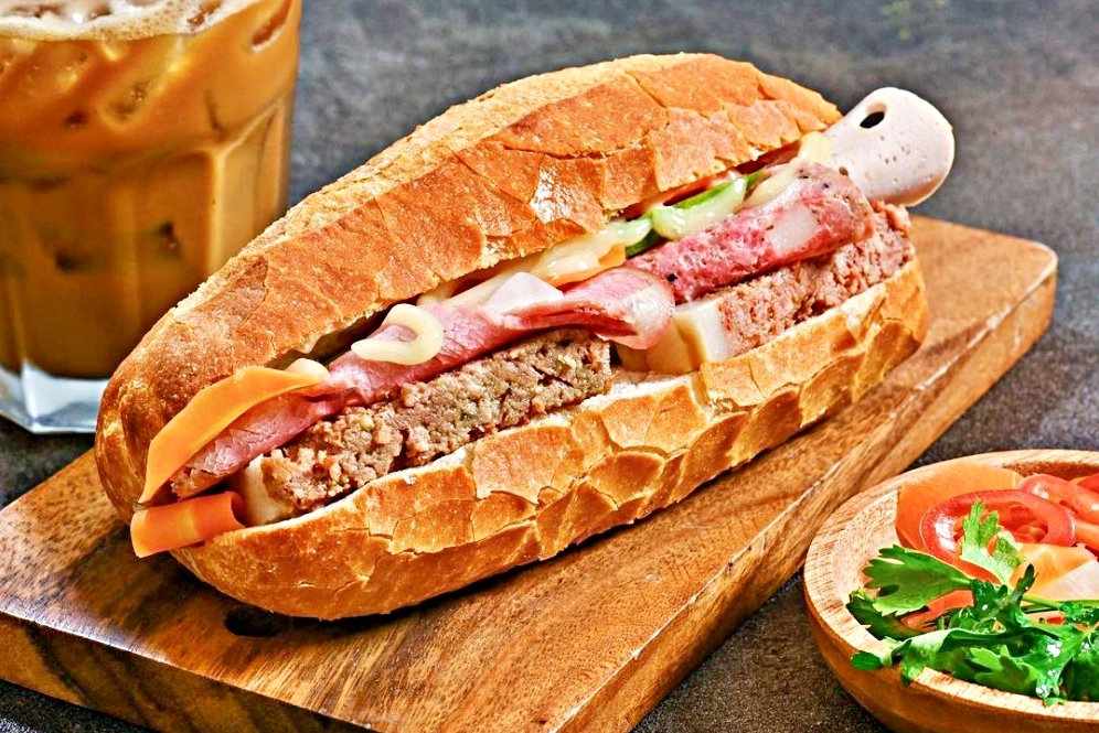 Thưởng thức bánh mì tại Sài Gòn sẽ khiến thực khách mê mẩn hương vị với các topping phong phú