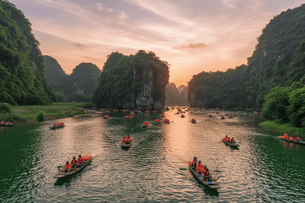 Tràng An - Ninh Bình mang một vẻ đẹp hùng vĩ với những dãy núi trập trùng, dòng sông xanh ngắt