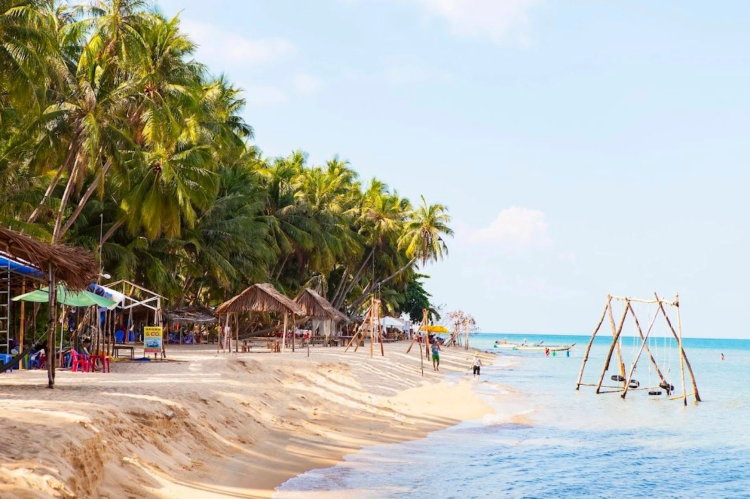 Vé máy bay và hành lý, tượng trưng cho một chuyến đi Phú Quốc sẵn sàng