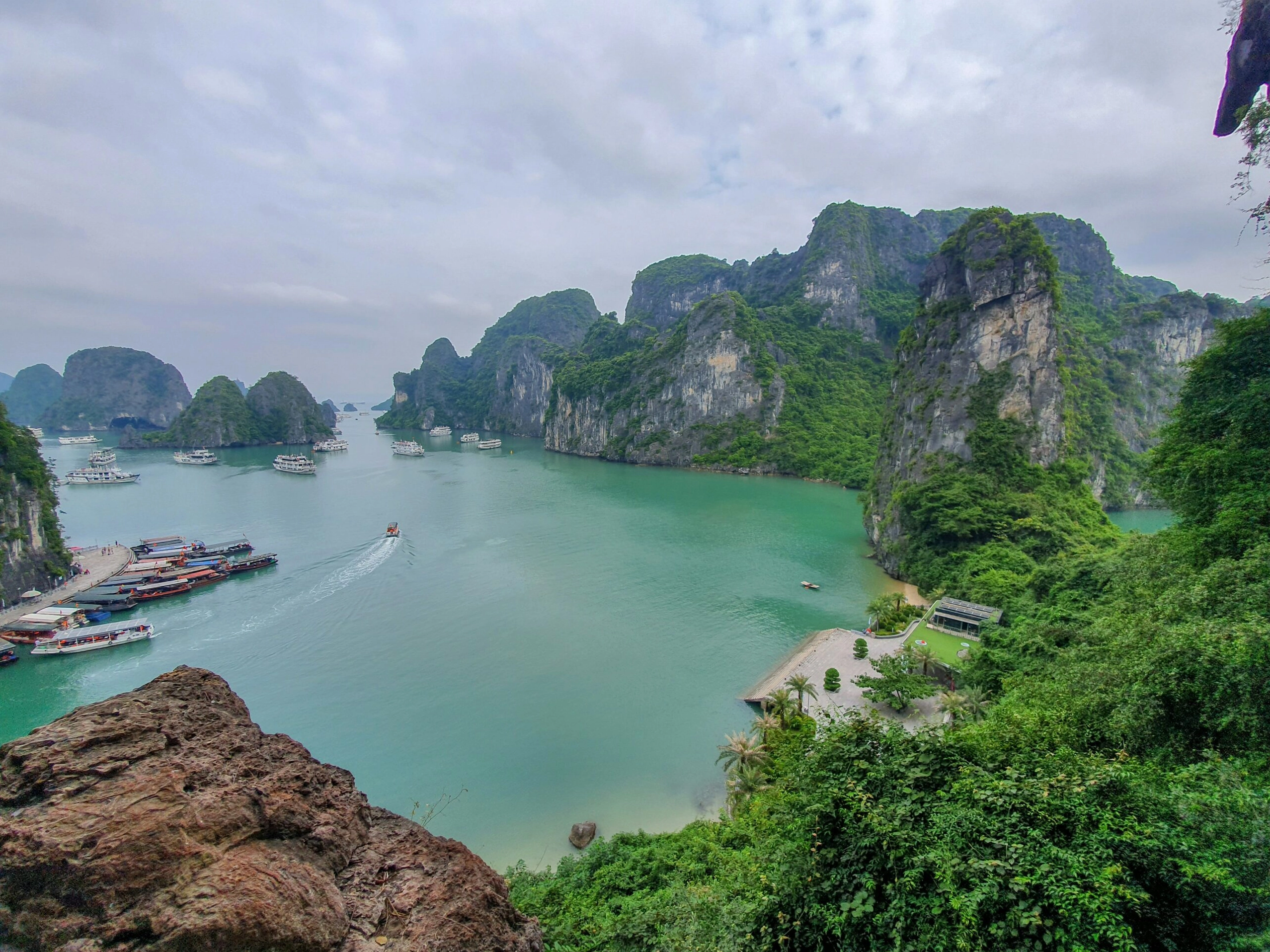 Vịnh Hạ Long từ trên cao
