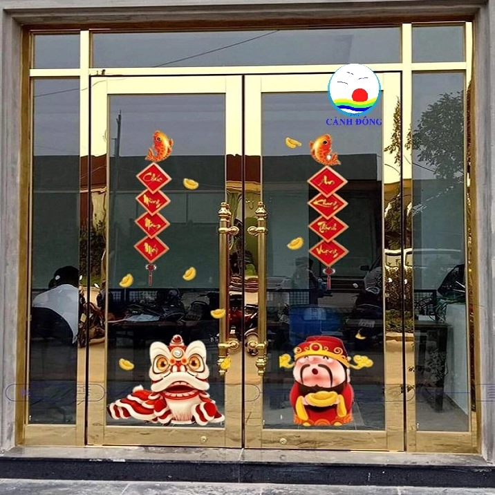 Ánh đèn lung linh trên cửa kính trang trí Tết
