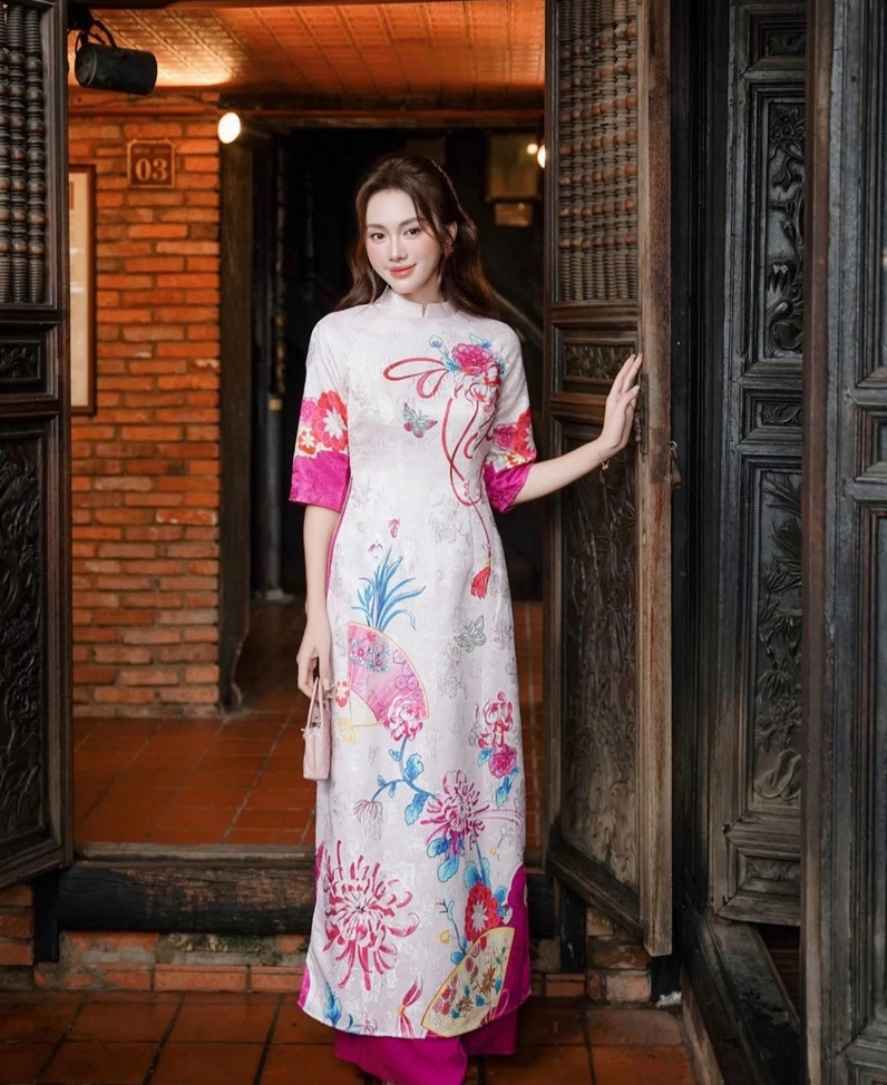 Áo dài trang trí với đá pha lê