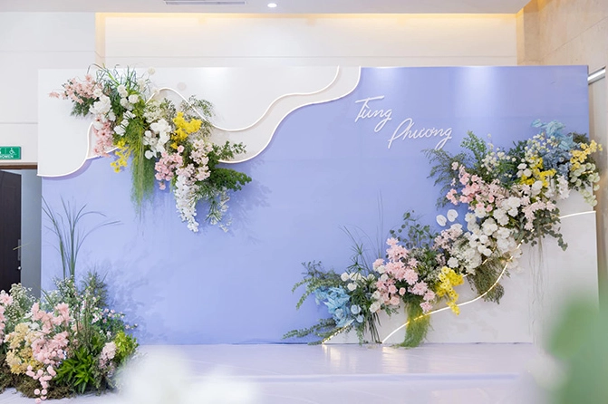 Backdrop đám cưới với hoa lụa