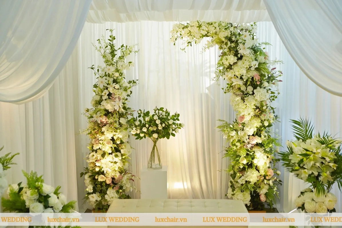 Backdrop tiệc cưới với vải và hoa