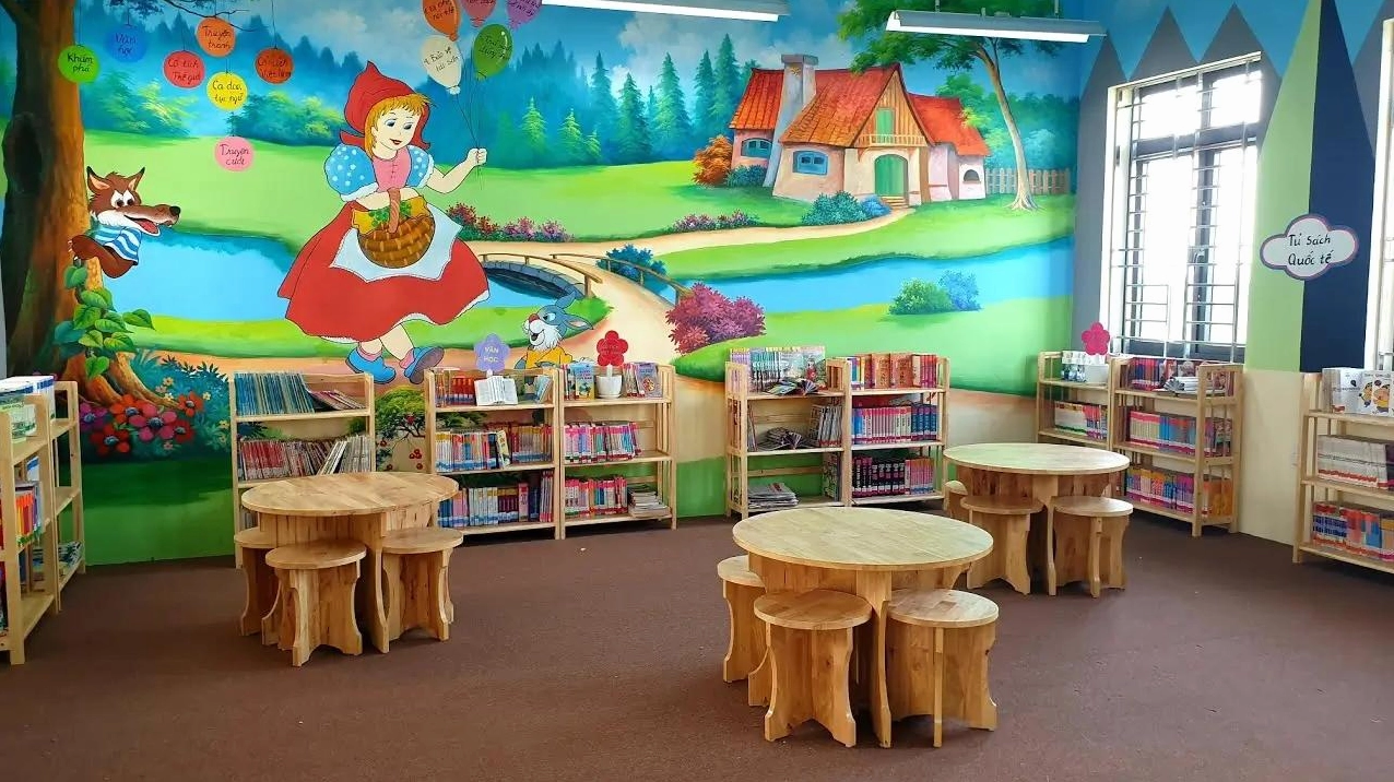 Bàn ghế đọc sách hiện đại và kệ sách đa dạng trong thư viện