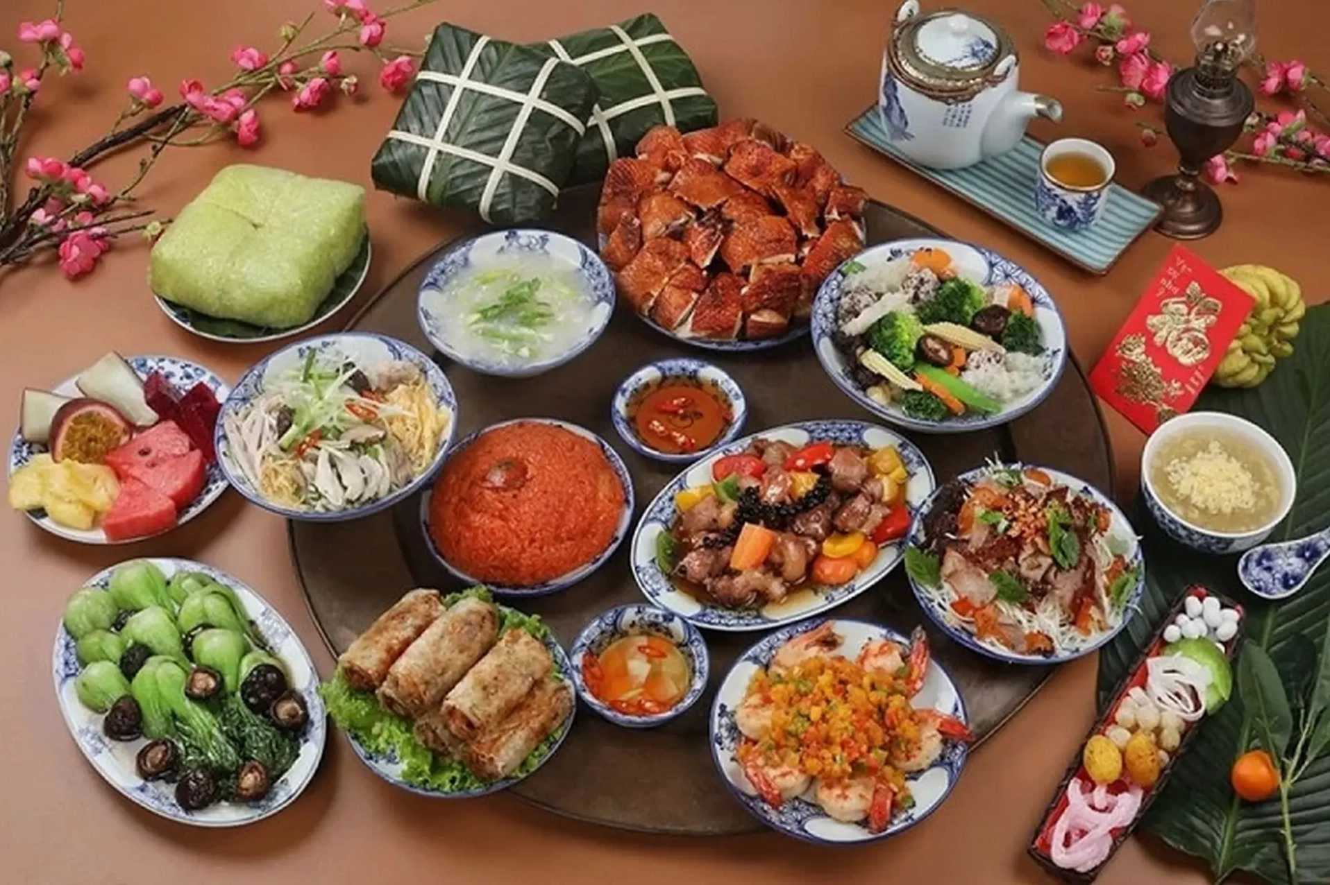 Bánh chưng được trang trí cùng với các loại trái cây Tết