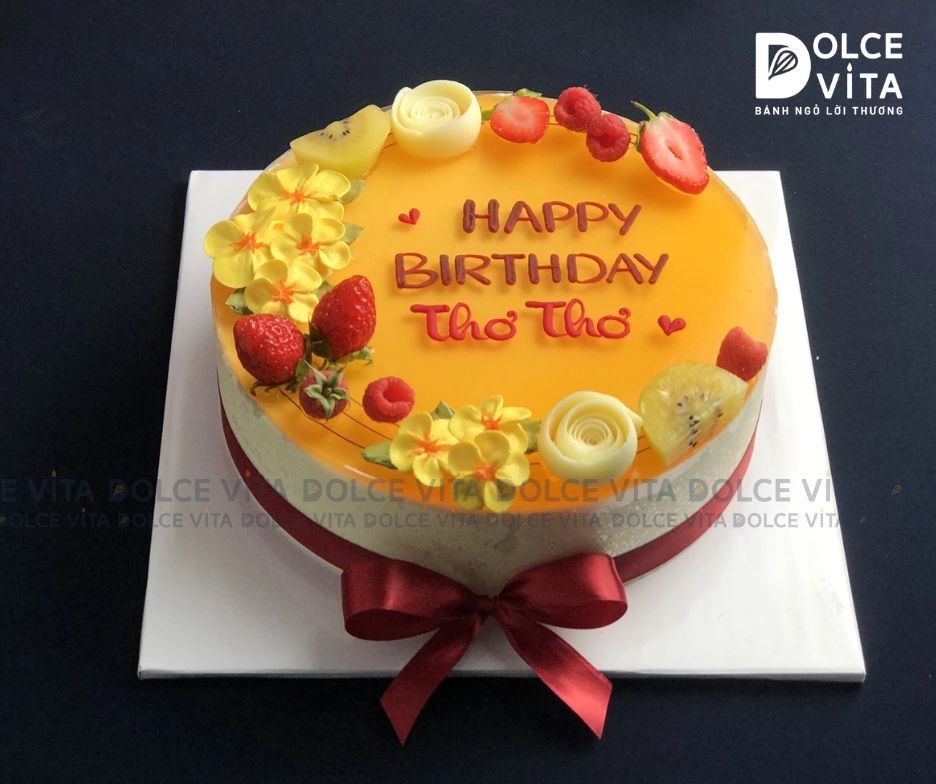 Bánh mousse chanh dây trang trí kem tươi và chocolate