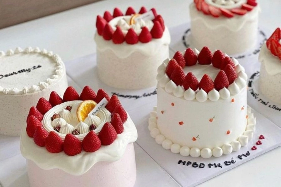 Bánh sinh nhật trang trí nhiều loại trái cây