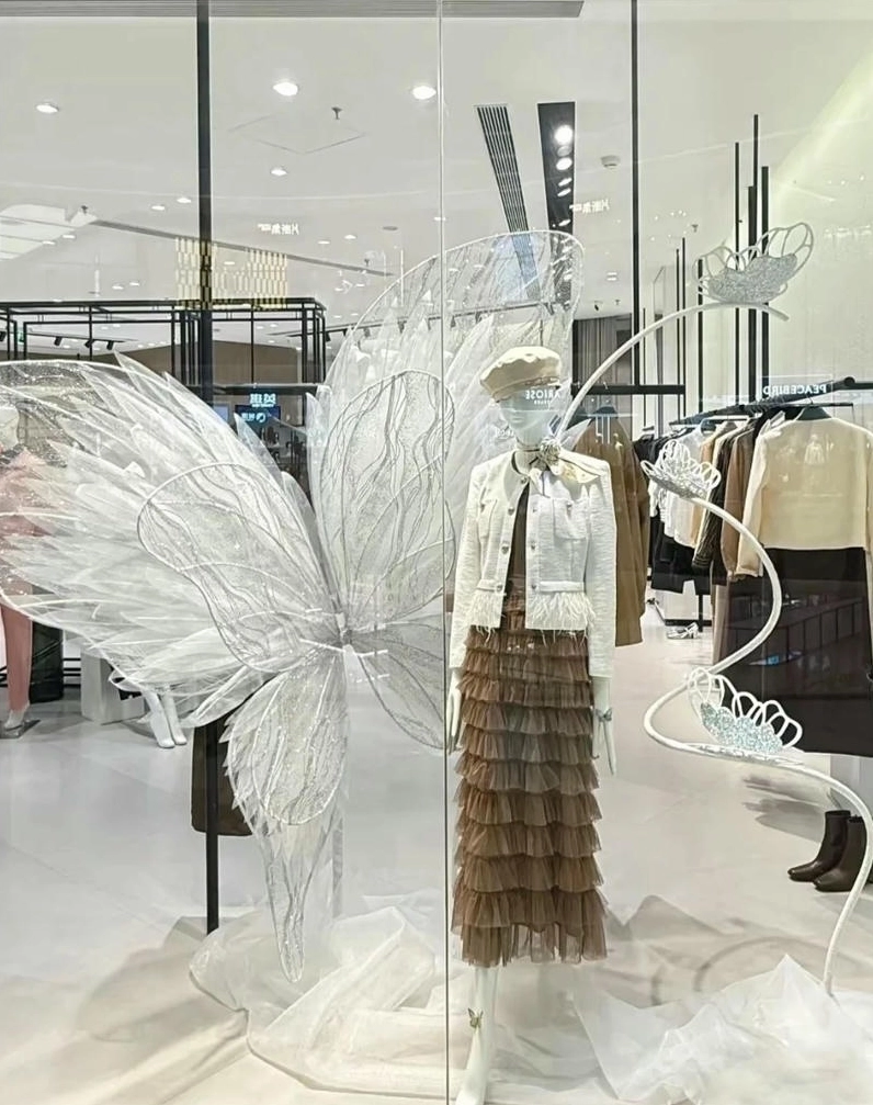 Bố cục sản phẩm tối giản trong window display